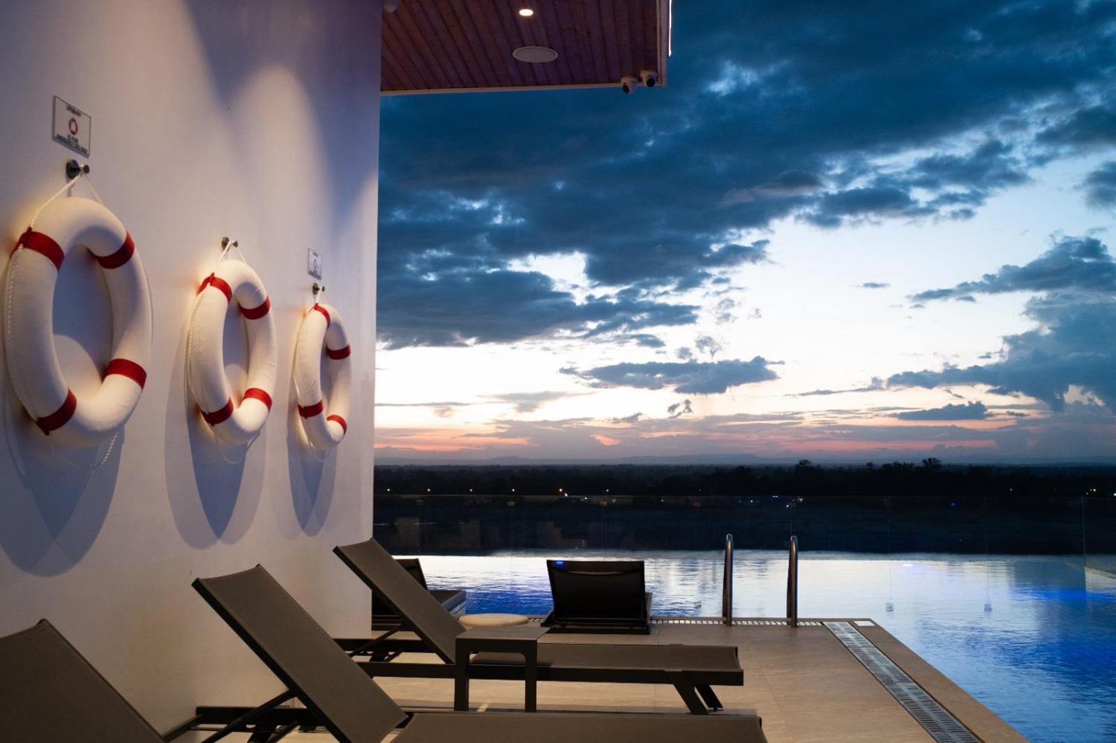 One Riviera Hotel And Residences Ban Souanmone Екстер'єр фото